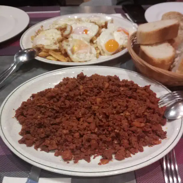 Platos de matanza, sabor y tradición asturiana en el Restaurante Castillo del Alba